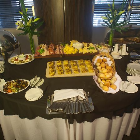 فندق Regal Pacific Puerto Madero بوينس آيرس المظهر الخارجي الصورة A buffet table