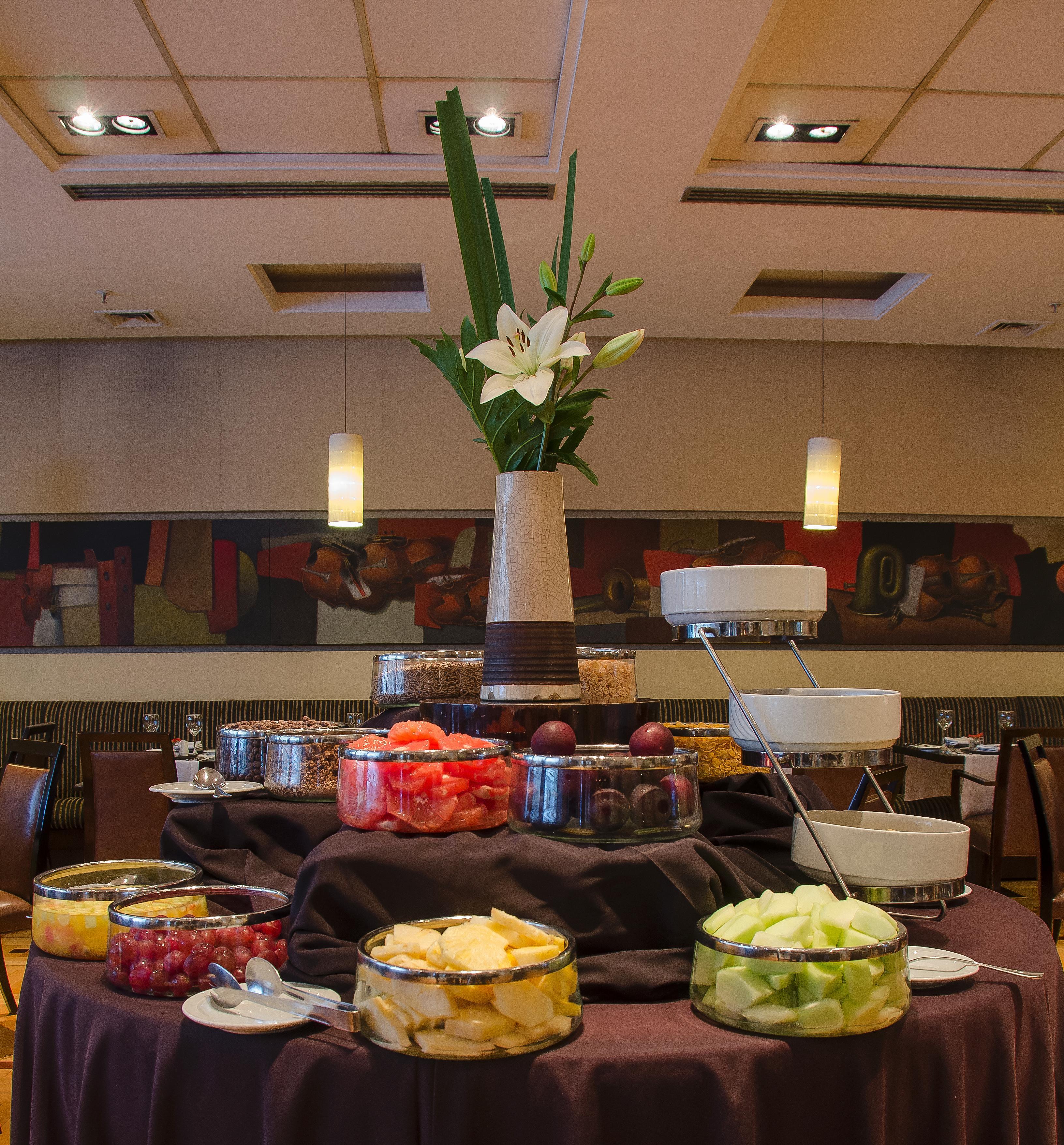 فندق Regal Pacific Puerto Madero بوينس آيرس المظهر الخارجي الصورة A fruit salad buffet
