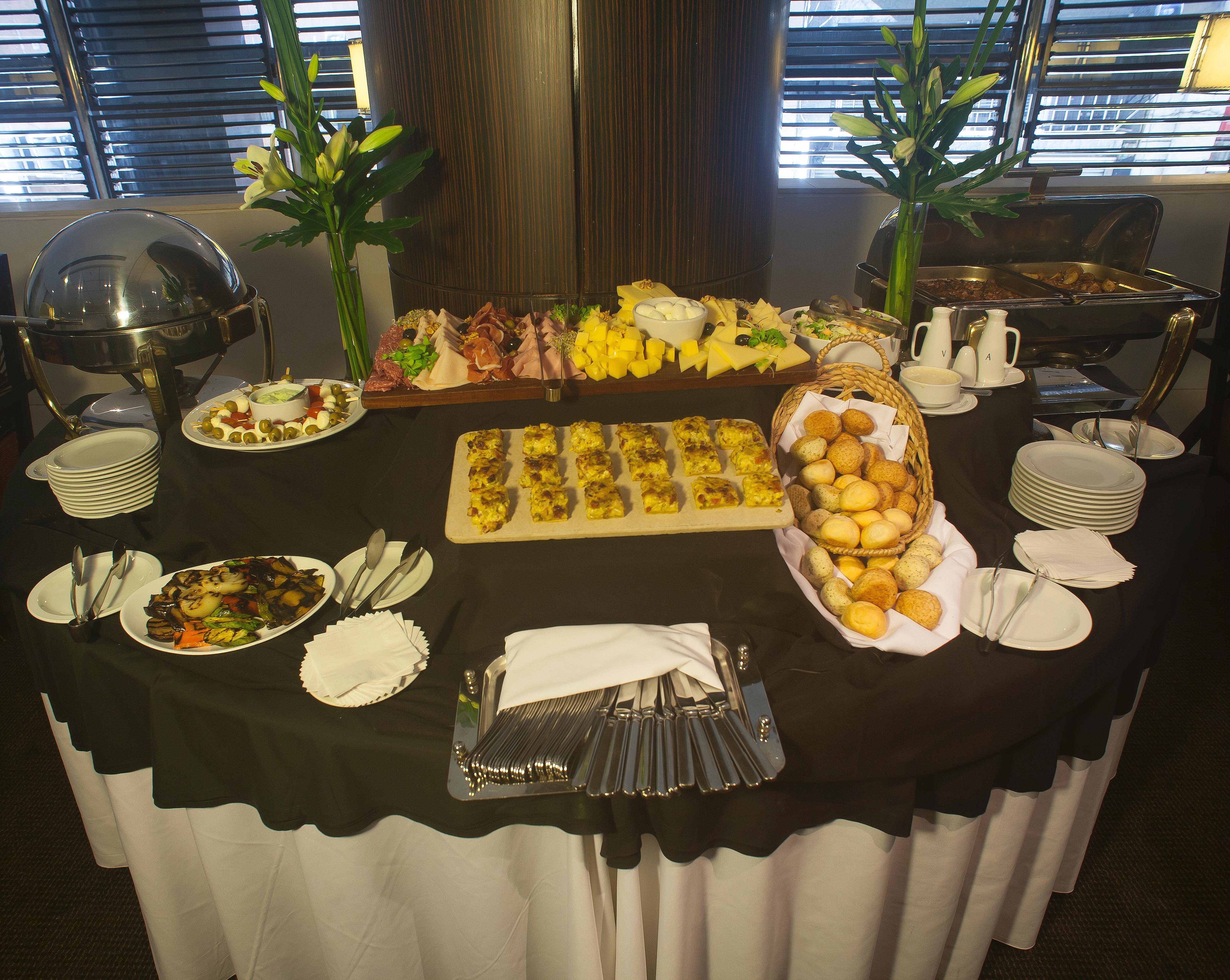 فندق Regal Pacific Puerto Madero بوينس آيرس المظهر الخارجي الصورة A buffet table