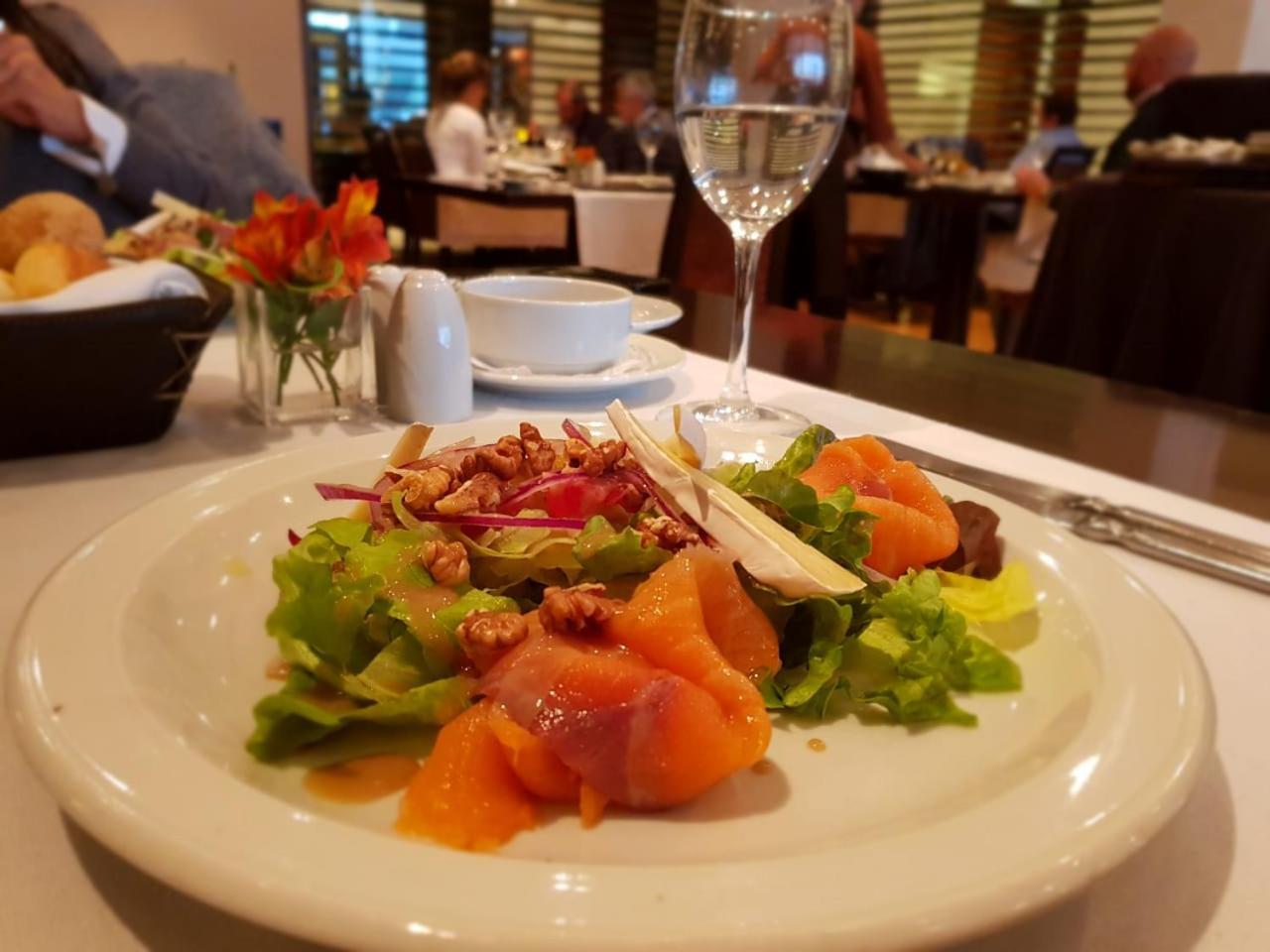 فندق Regal Pacific Puerto Madero بوينس آيرس المظهر الخارجي الصورة A salad at the restaurant