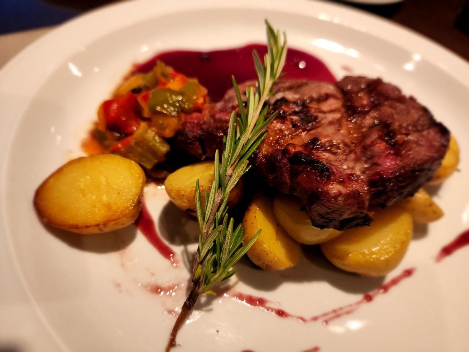 فندق Regal Pacific Puerto Madero بوينس آيرس المظهر الخارجي الصورة A steak prepared with a sprig of rosemary