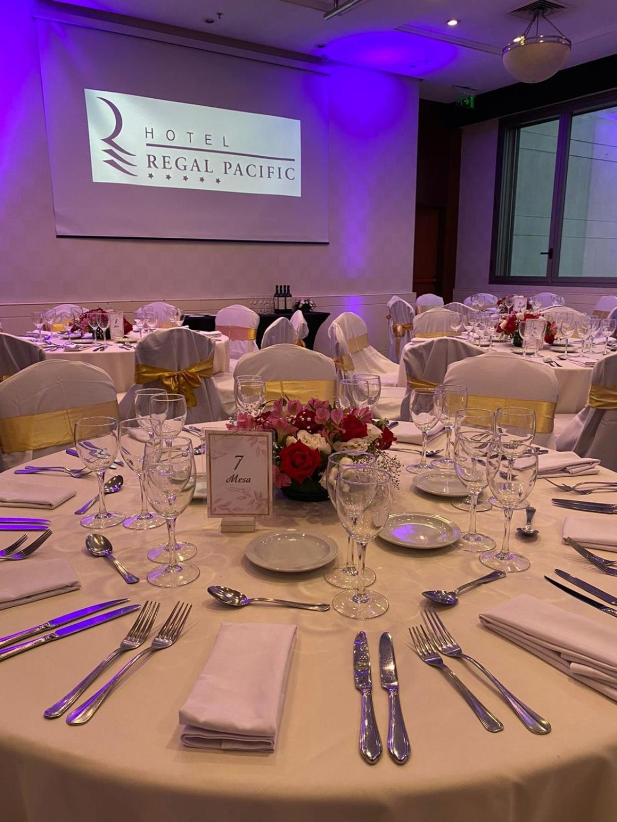 فندق Regal Pacific Puerto Madero بوينس آيرس المظهر الخارجي الصورة A table set for a formal dinner