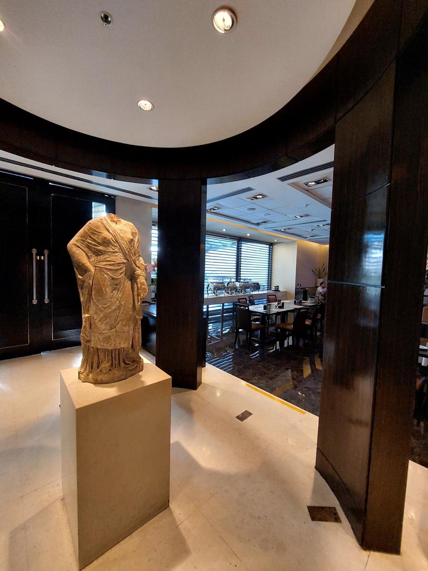 فندق Regal Pacific Puerto Madero بوينس آيرس المظهر الخارجي الصورة The statue of the Lady of Galat in the lobby of the hotel