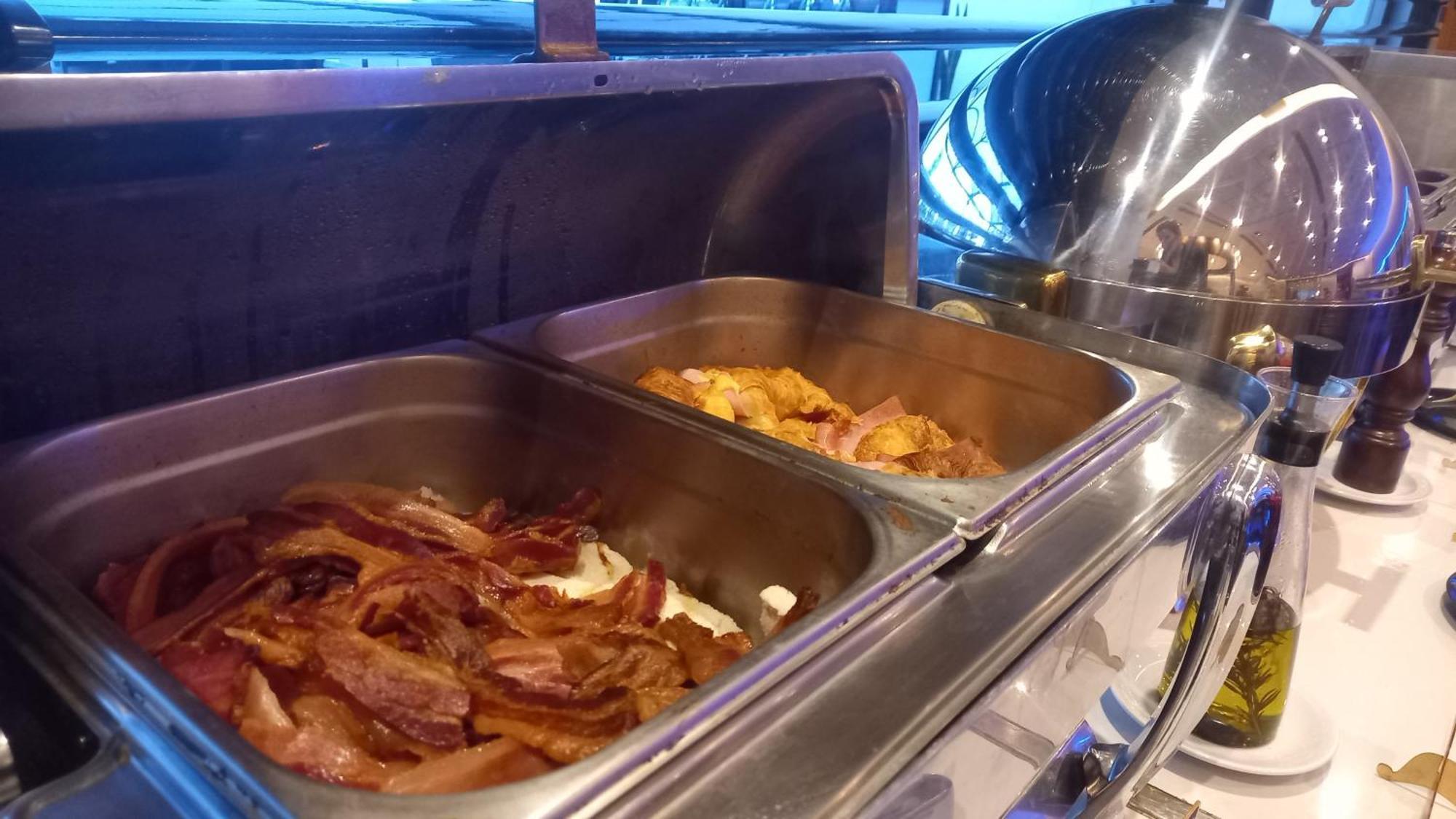 فندق Regal Pacific Puerto Madero بوينس آيرس المظهر الخارجي الصورة Bacon and sausages at a buffet