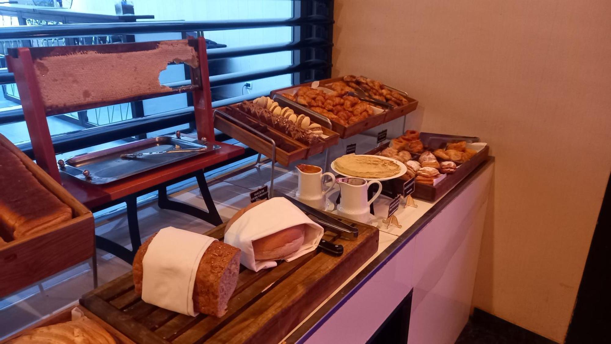 فندق Regal Pacific Puerto Madero بوينس آيرس المظهر الخارجي الصورة A selection of bread and pastries at a buffet