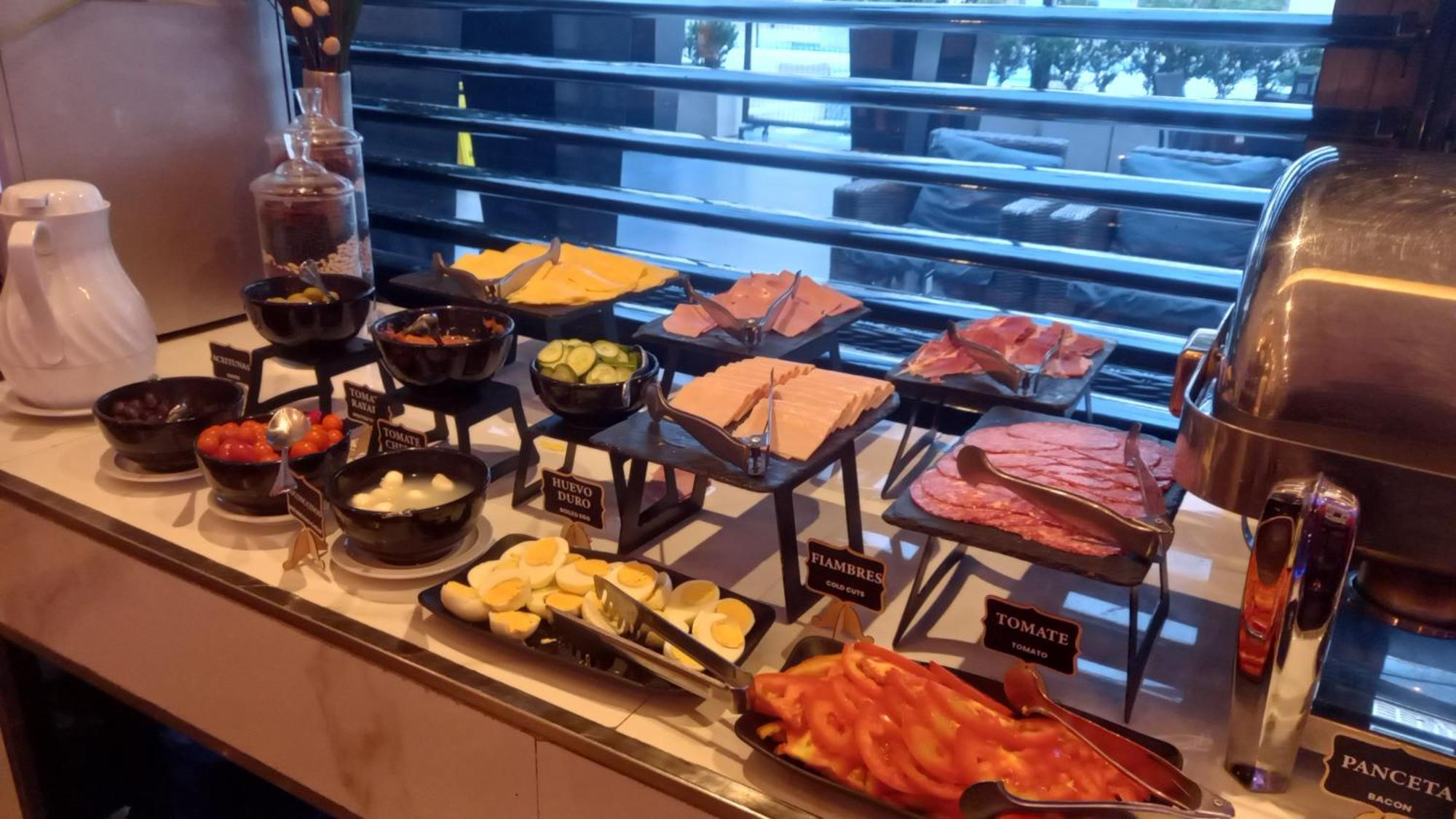 فندق Regal Pacific Puerto Madero بوينس آيرس المظهر الخارجي الصورة A buffet at a hotel