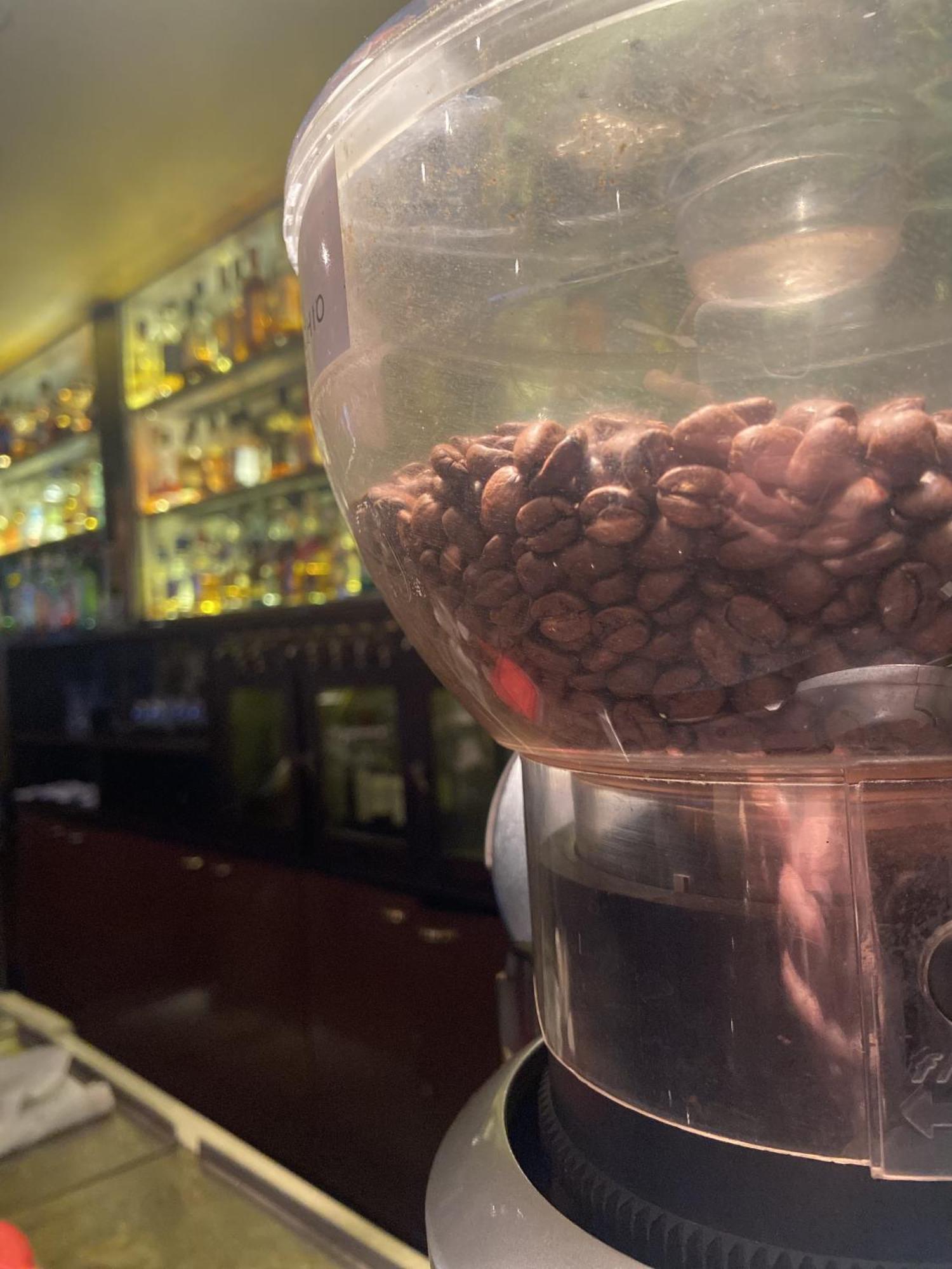 فندق Regal Pacific Puerto Madero بوينس آيرس المظهر الخارجي الصورة Coffee beans in a coffee grinder