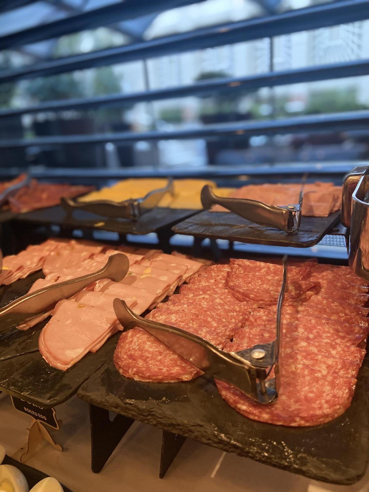 فندق Regal Pacific Puerto Madero بوينس آيرس المظهر الخارجي الصورة A deli slicer in action