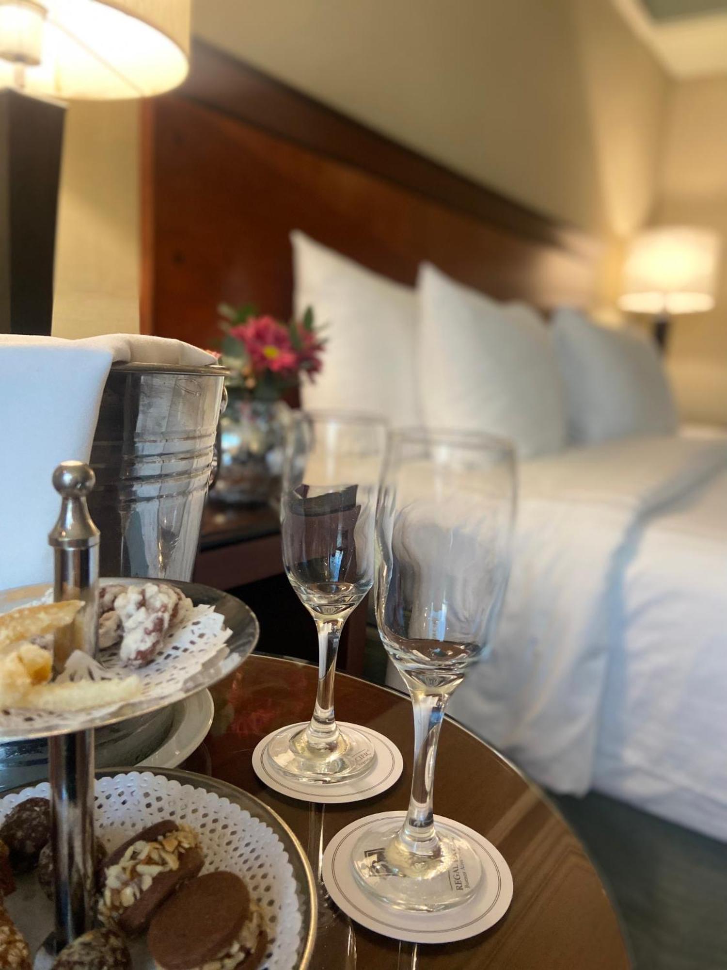 فندق Regal Pacific Puerto Madero بوينس آيرس المظهر الخارجي الصورة Champagne in a hotel room