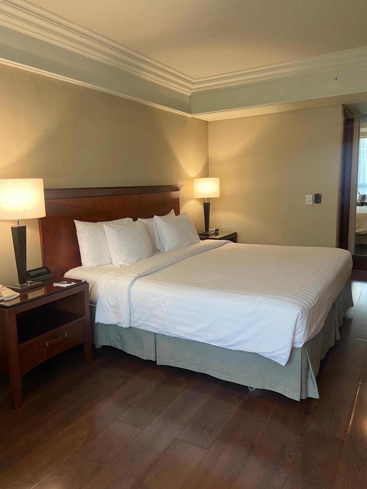 فندق Regal Pacific Puerto Madero بوينس آيرس المظهر الخارجي الصورة A guest room at the Hilton Garden Inn in San Francisco, California