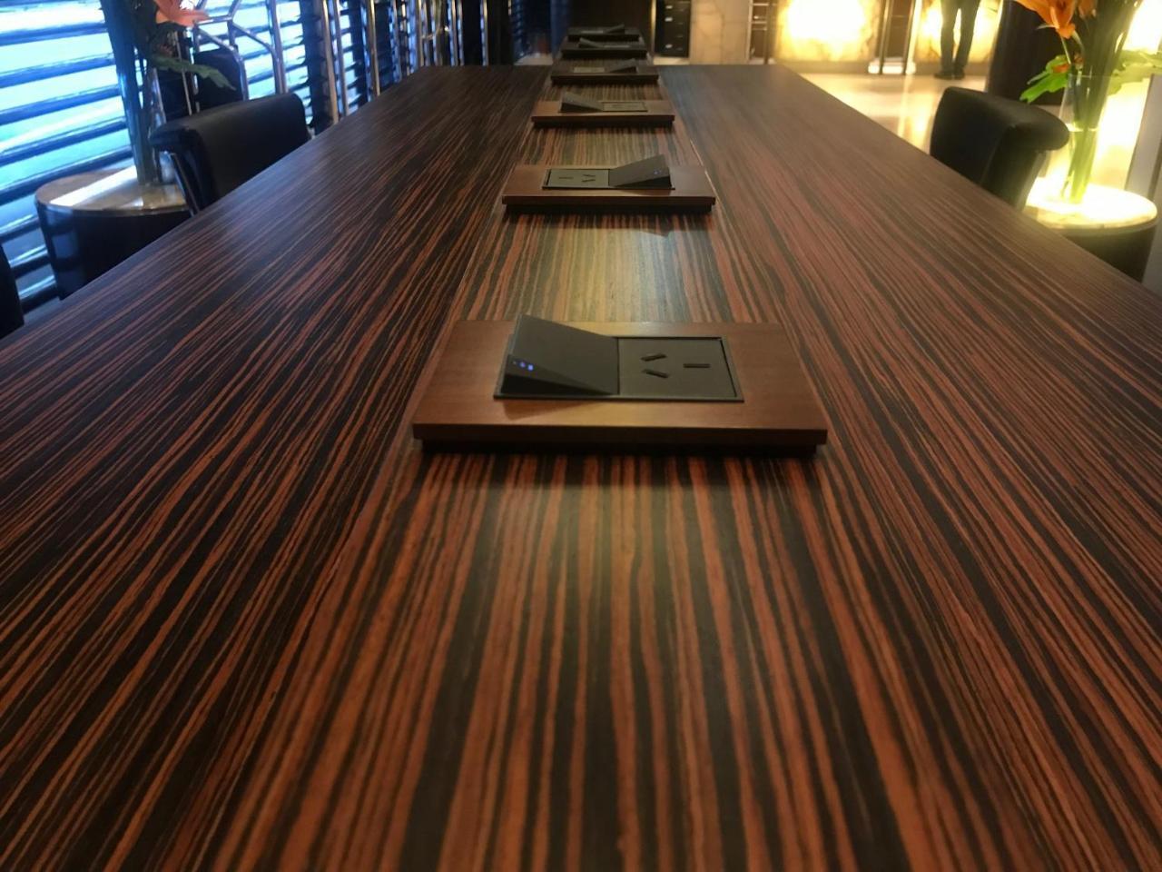 فندق Regal Pacific Puerto Madero بوينس آيرس المظهر الخارجي الصورة A table made of ebony wood